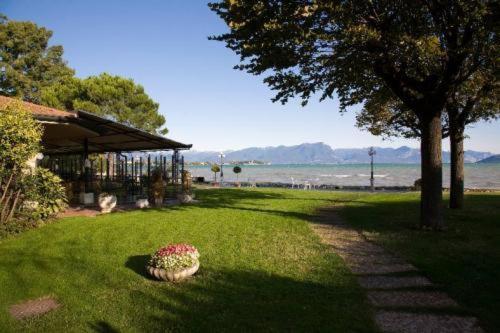 Hotel Lugana Parco Al Lago Sirmione Exterior photo