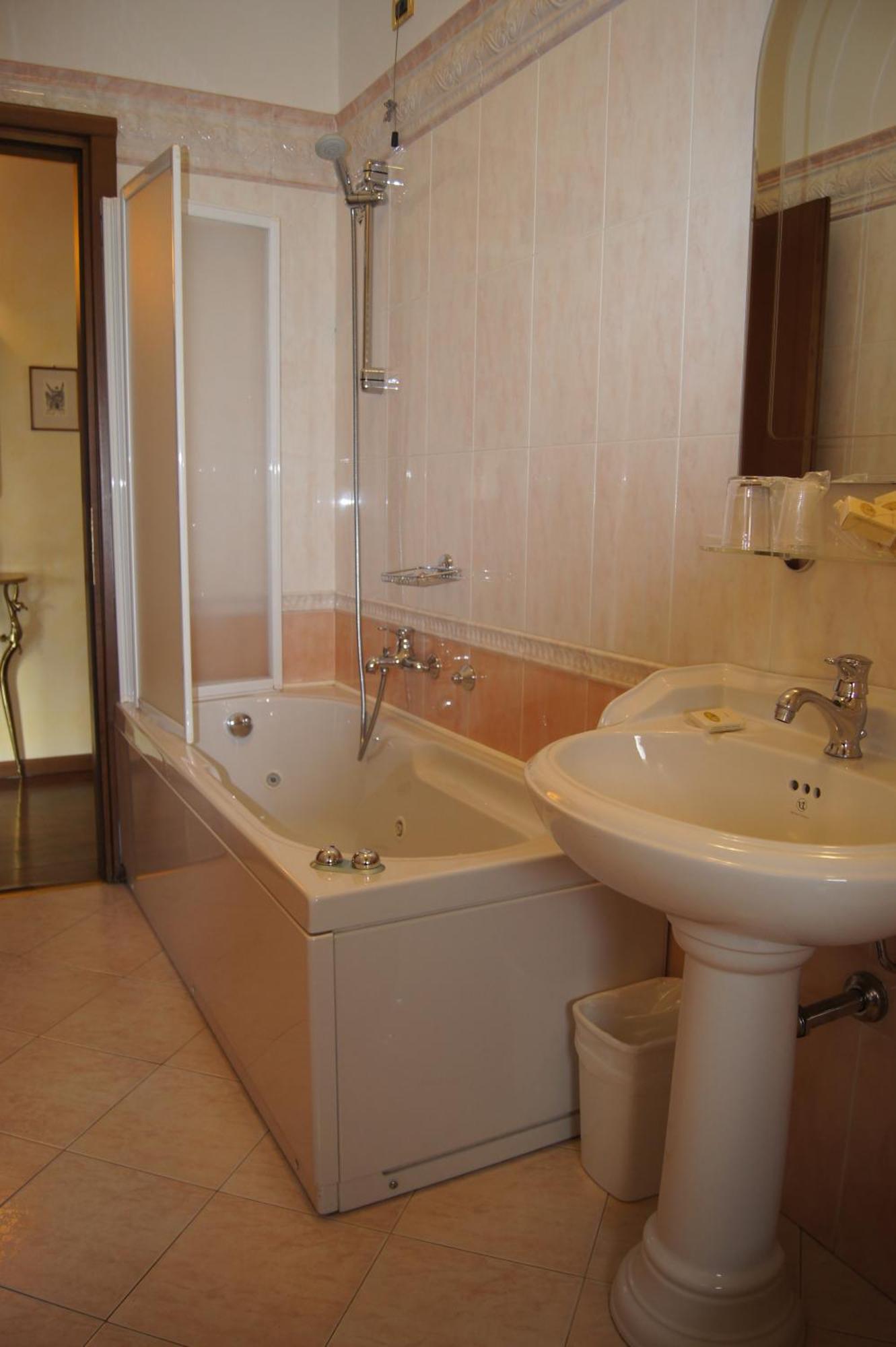Hotel Lugana Parco Al Lago Sirmione Exterior photo
