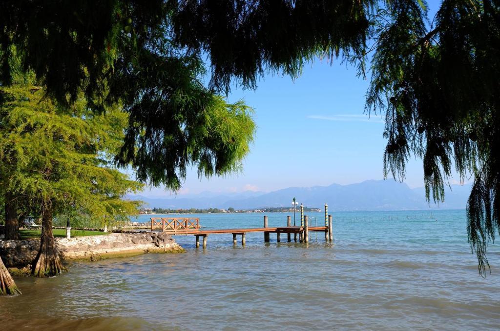 Hotel Lugana Parco Al Lago Sirmione Exterior photo
